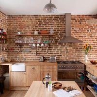 Mobili in legno nella cucina in stile loft