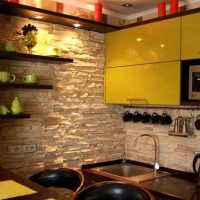 Kuhinjski set sa žutim fasadama