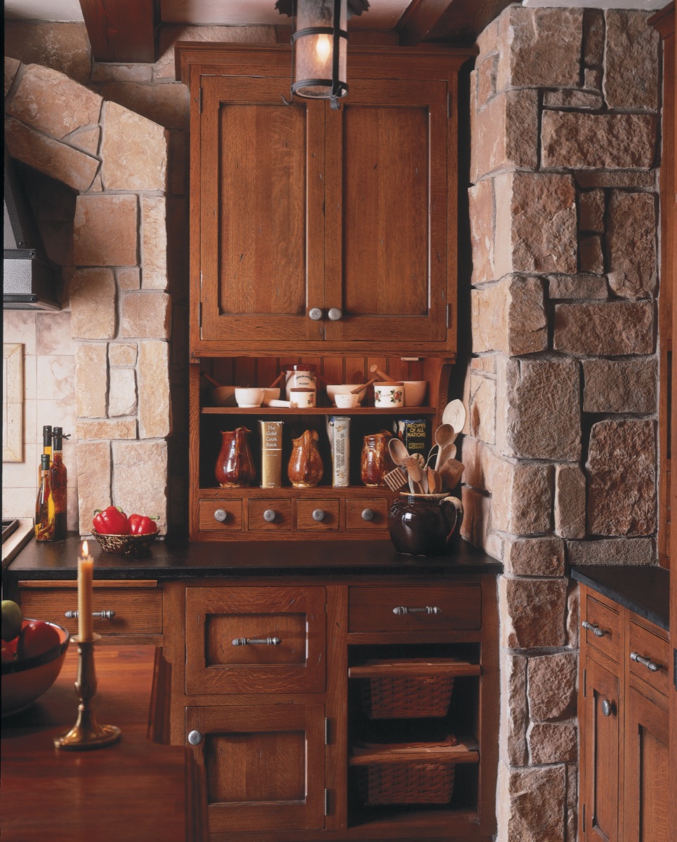 Armoire en bois dans la cuisine de style espagnol