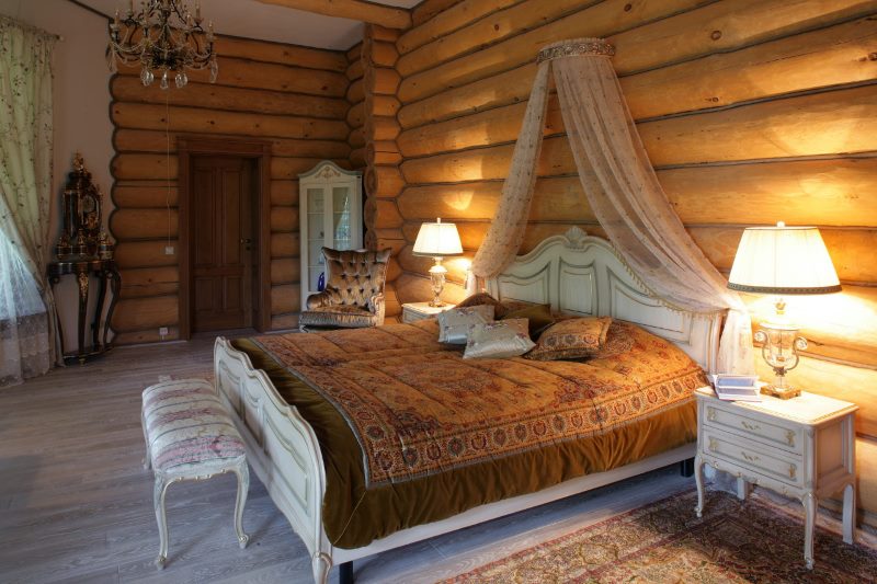klasični namještaj u spavaćoj sobi kuće od drveta