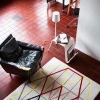 Pločasti tepih na keramičkom podu