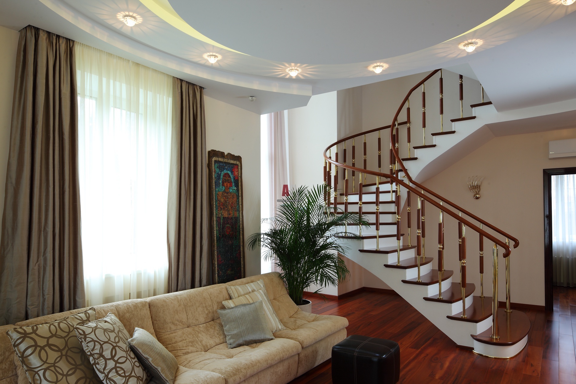 Bel escalier dans le salon d'une maison privée