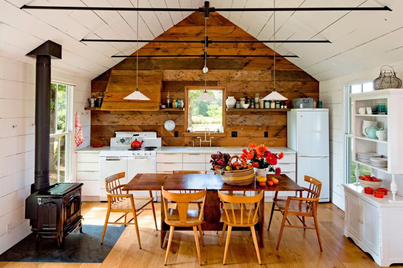 L'interno della cucina-sala da pranzo in una piccola casa di campagna