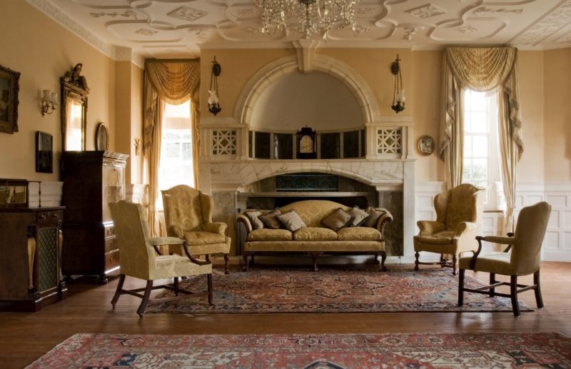 Living room with plaster moldings on the ceiling