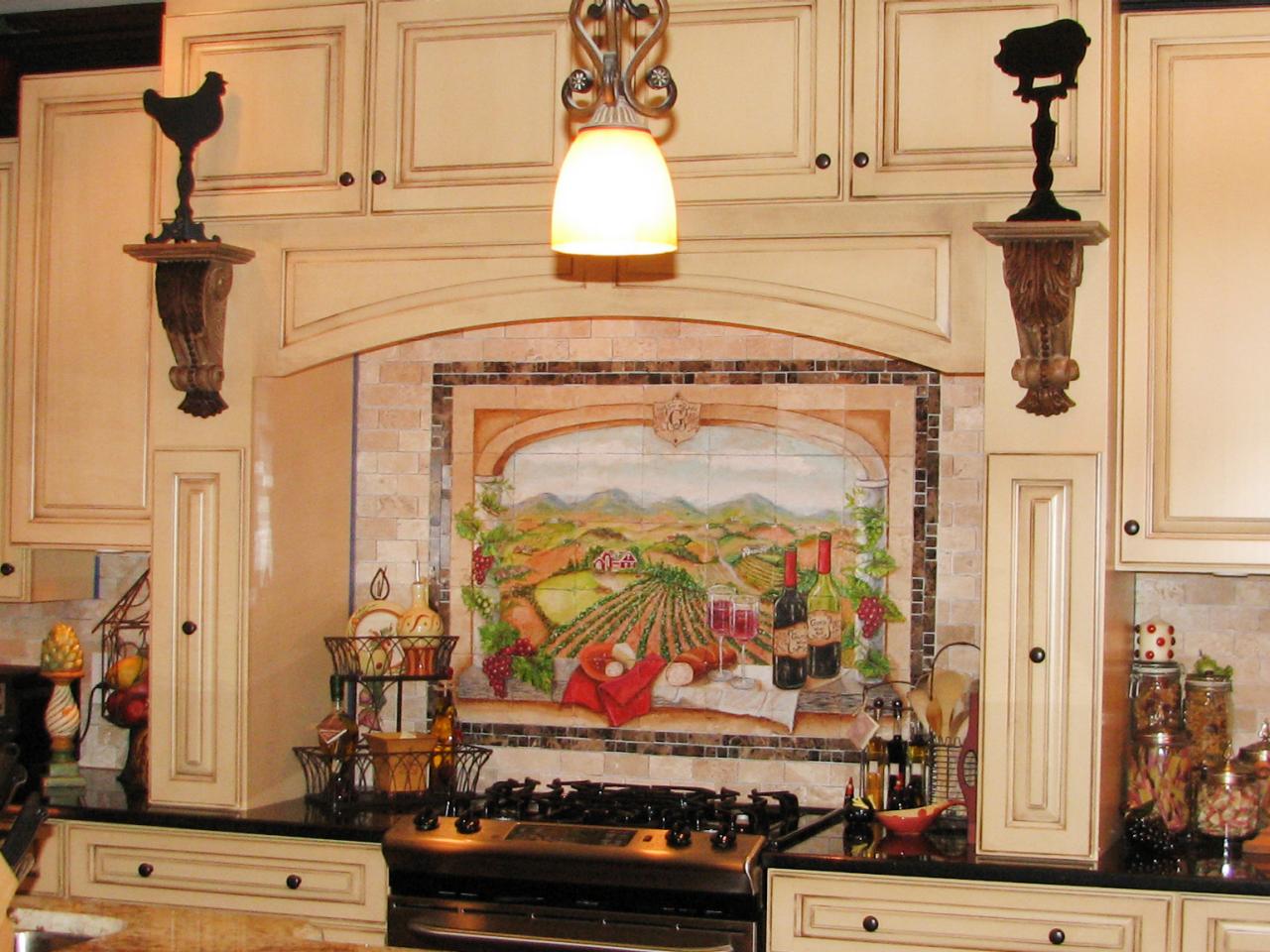 Keramička ploča nad plinskim štednjakom u kuhinji