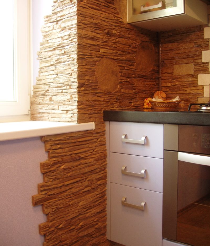 Slope of a kitchen window with stone cladding