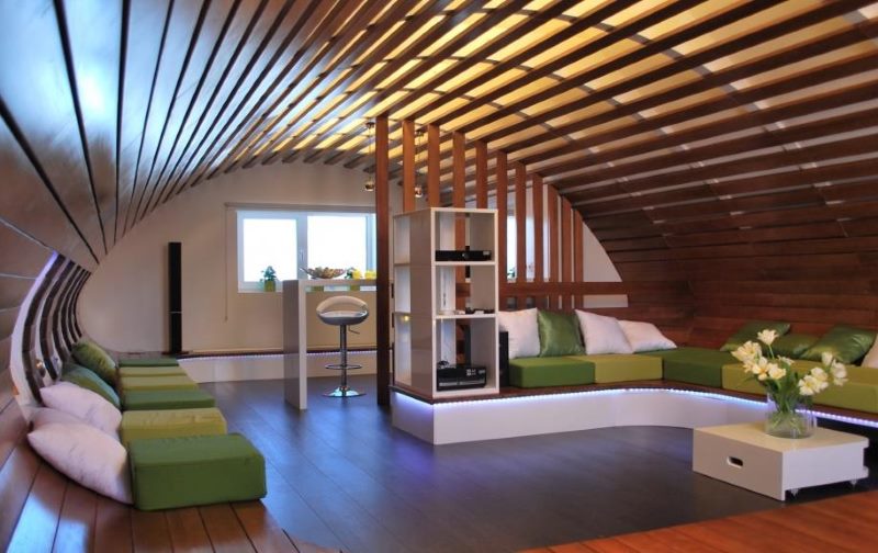 Arc-shaped ceiling in the attic of a country house