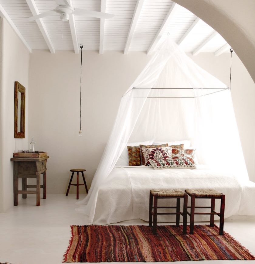 Interijer svijetle spavaće sobe u grčkom stilu