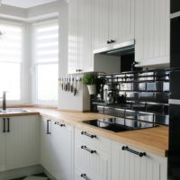 Apron hitam di dapur moden