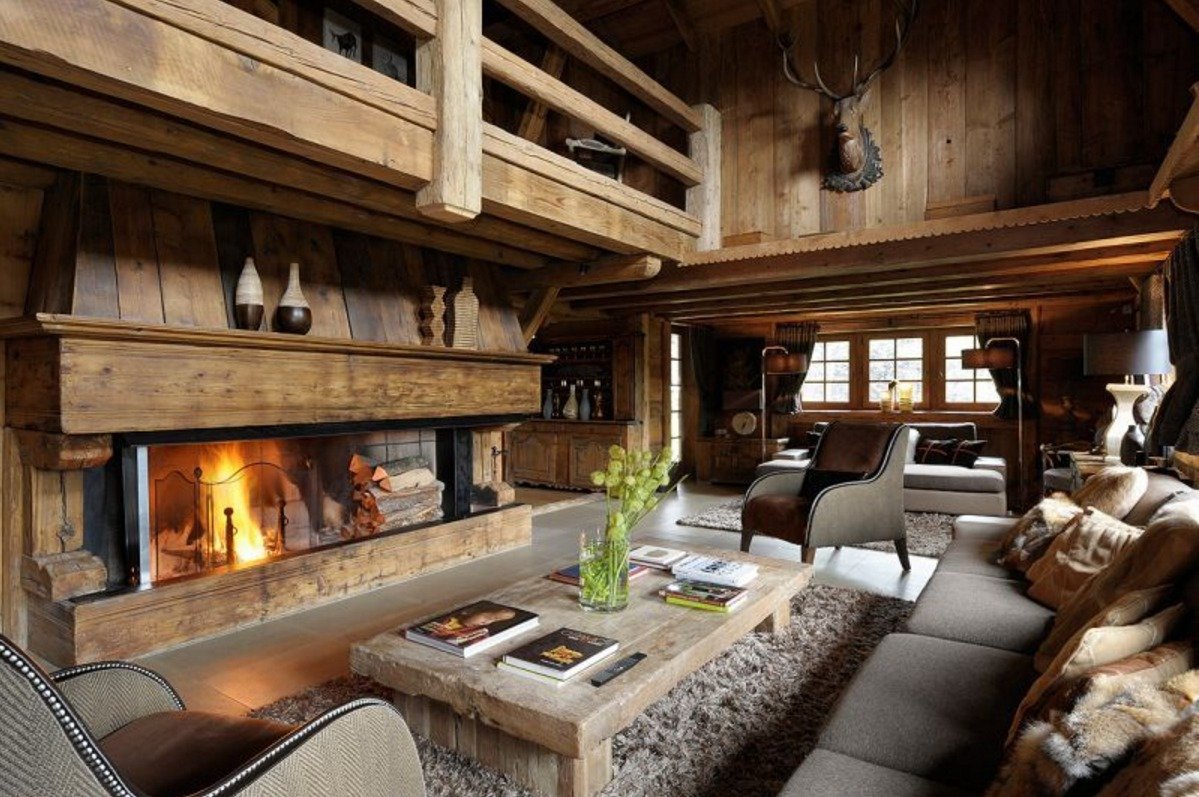 Intérieur d'un grand salon dans une maison de campagne de style chalet