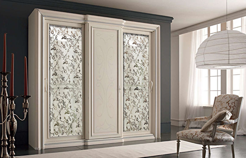 Armadio in stile provenzale beige