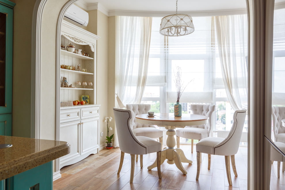 Light curtains on the window in the Italian-style kitchen-dining room