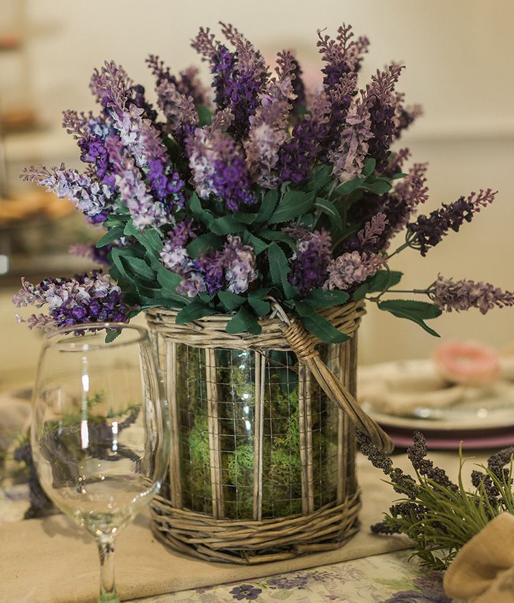 Fiori lilla artificiali in un vaso di vetro