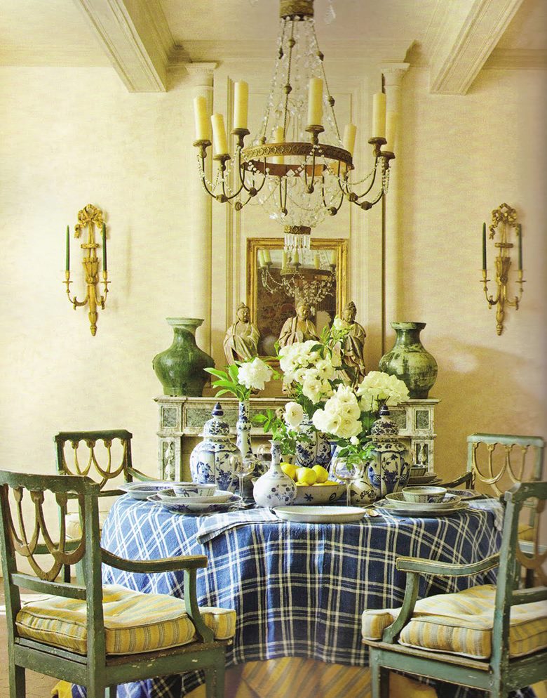 Table à manger devant la cheminée dans le salon