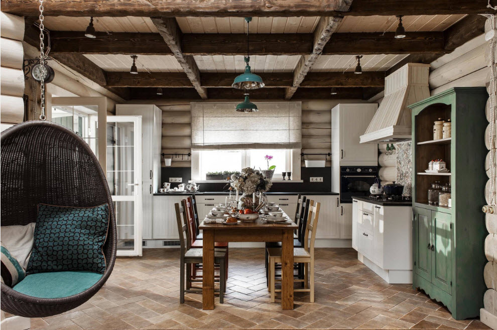 L'interno della sala da pranzo nella casa di tronchi