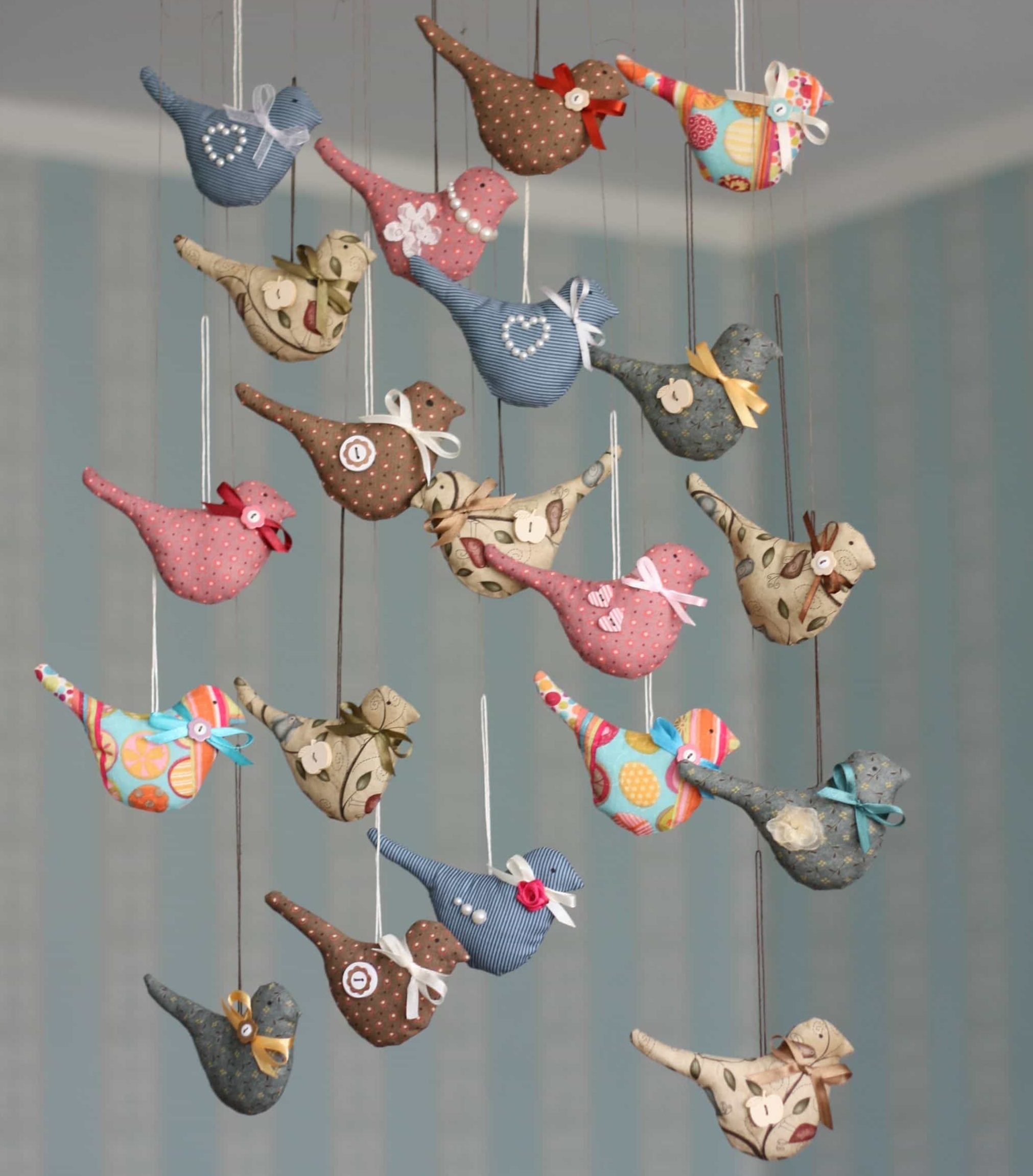 Do-it-yourself textile birds from colorful shreds