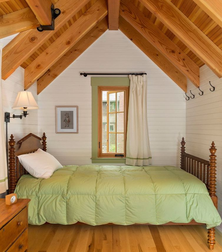 Interijer male spavaće sobe u potkrovlju drvene kuće