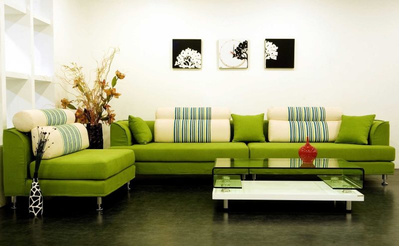 Ugaona sofa sa zelenom presvlakom