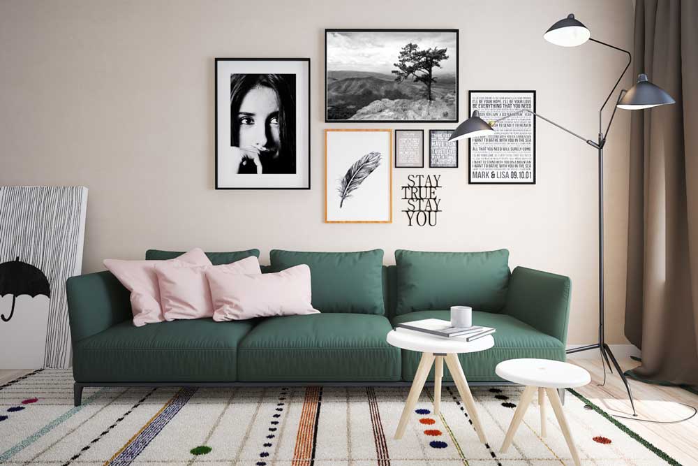 Decorazione fotografica di un muro sopra un divano verde scuro