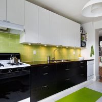 Svijetlo zelena pregača u linearnoj kuhinji