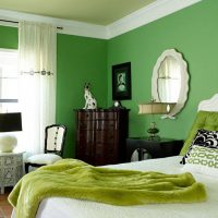 Bijeli strop u spavaćoj sobi sa zelenim zidovima.