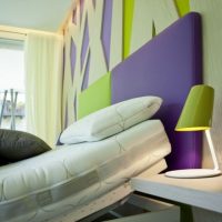 Colore viola combinato con il verde all'interno della camera da letto