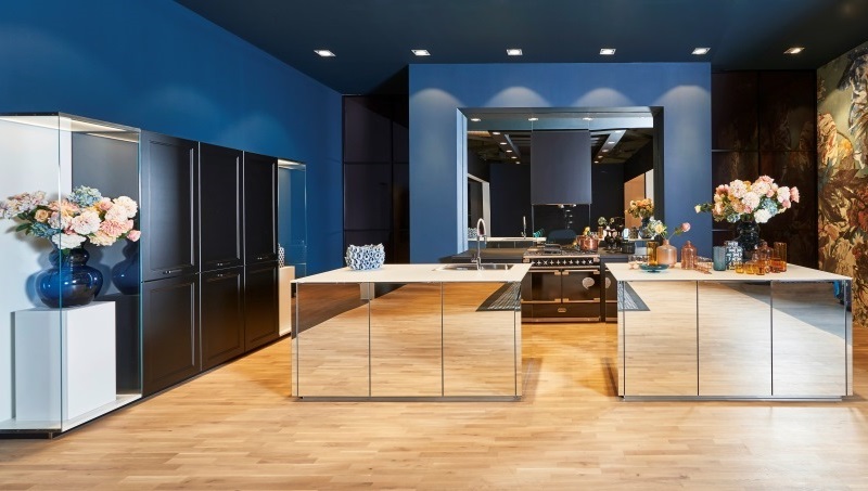 Kitchen design with mirror surfaces