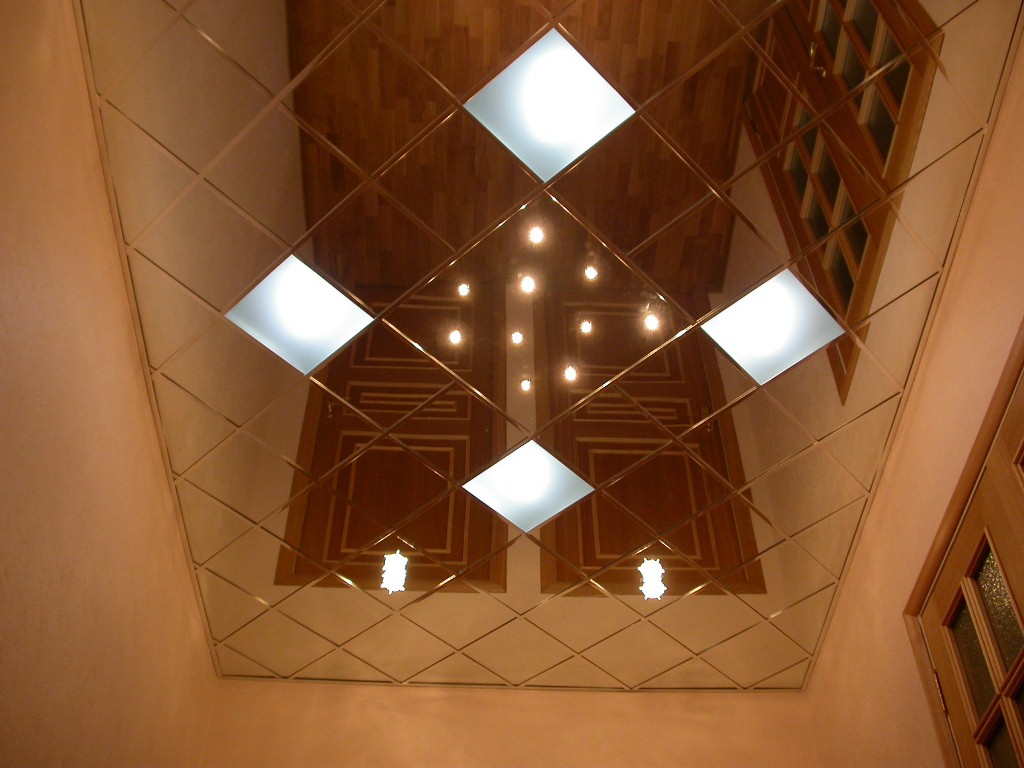 Mirror ceiling in the interior of a small hallway