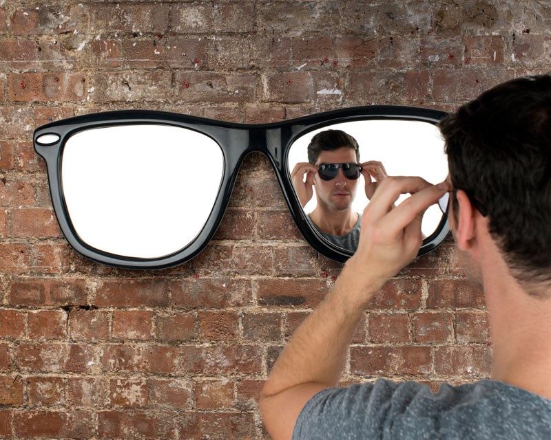 Verres à miroir sur le mur de la pièce dans le style loft