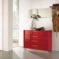 Conception de couloir avec commode rouge