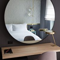 Grand miroir sur le mur noir