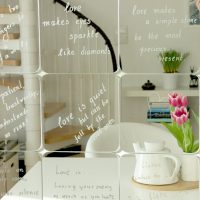 Inscriptions en anglais sur des carreaux de miroir