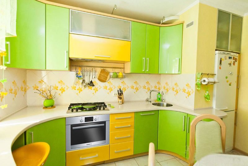 Kuhinja sa žuto-zelenim fasadama