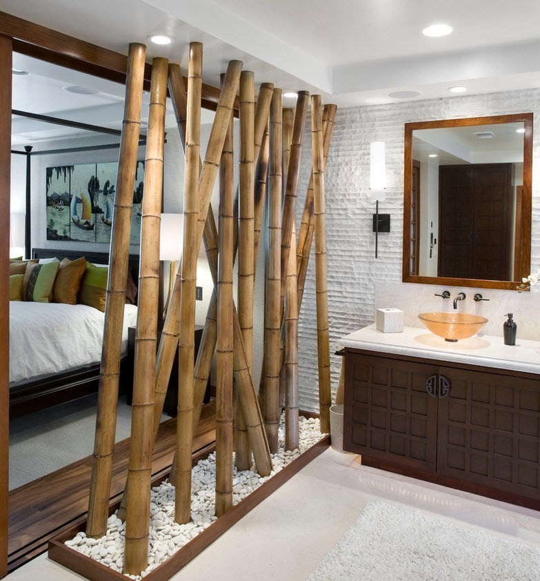 Dekorativna pregrada od bambusa između umivaonika i spavaće sobe