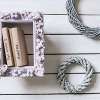 Scaffale decorativo con libri