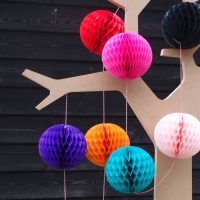 Plywood tree dengan bola kertas