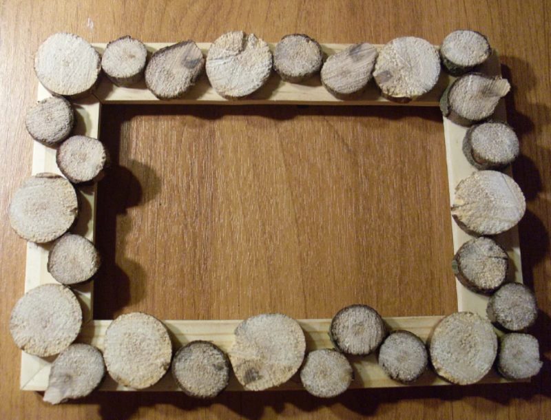 Decorating photo frames with wood cuts