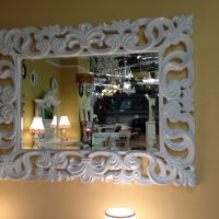 Rezbareni bijeli okvir na ogledalu