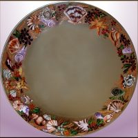 Coquillages peints sur un miroir rond