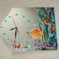 Miroir inhabituel avec des horloges et des peintures