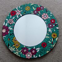 Décorer un miroir avec des peintures acryliques