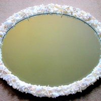 Miroir ovale dans le cadre de petites coquilles