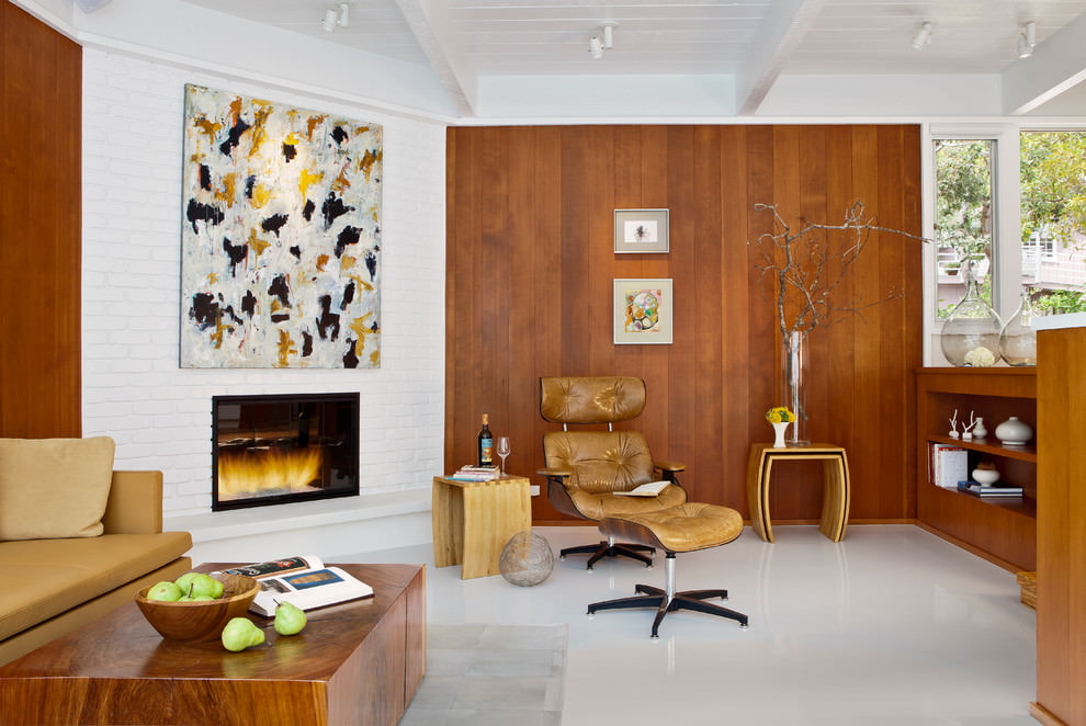 Intérieur du salon avec plancher blanc et boiseries en bois.