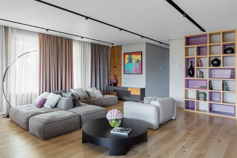 Modularna siva sofa u prostranom dizajnu dnevnog boravka