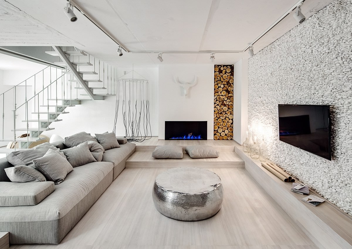 Interijer studio apartmana u bijelom s imitacijom kamina