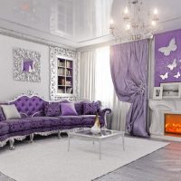 Colore viola all'interno di un moderno salotto