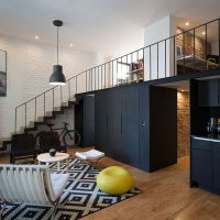 Armadi neri in un appartamento in stile loft