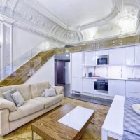 Plaster moldings on the ceiling of the kitchen-living room