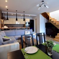 Escalier en bois à l'intérieur de la cuisine-salon