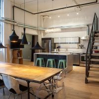 Grande table à manger avec plan de travail en bois